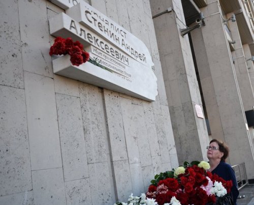 Памятник Андрею Стенину открыли на Троекуровском кладбище 