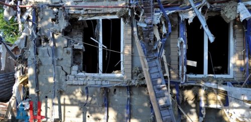 Трое мирных жителей Донецка ранены и один погиб в результате обстрелов 
