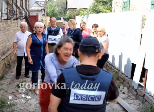 Жители Горловки не смогли сдержать эмоции встретив ОБСЕ (18+)