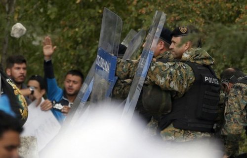 Тысячи мигрантов прорвали оцепление полиции Македонии вдоль границы с Грецией
