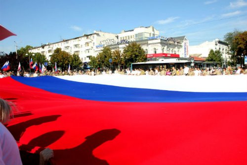 В Крыму развернули гигантский флаг РФ, подаренный митрополитом Мексики 