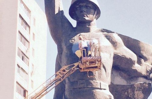 В Харькове неизвестные разрисовали памятник Воину-освободителю в цвета флага Украины 