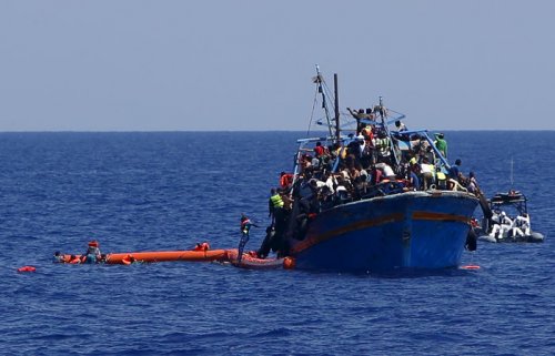 У берегов Ливии затонуло судно с сотнями мигрантов на борту