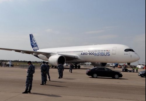 Airbus на МАКСе-2015 продемонстрировал дальнемагистральный самолет А350-900 для России