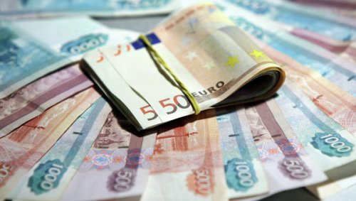 Рубль укрепляется: евро упал ниже 75 рублей, доллар - ниже 67 рублей