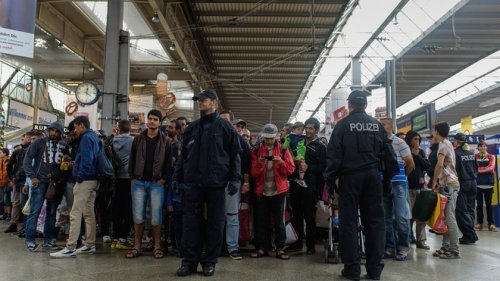 Власти Мюнхена бьют тревогу: город принял 7400 мигрантов за день
