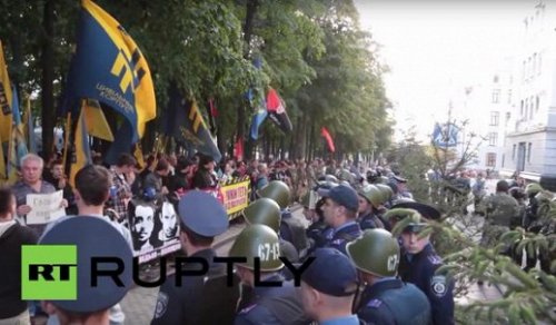 Националисты прошли маршем по Харькову в защиту предполагаемых убийц Олеся Бузины