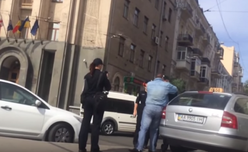Как полицейские Киева  таксиста повязали
