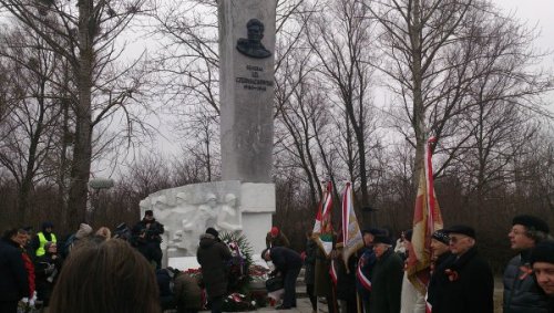 В Польше демонтируют памятник советскому генералу Черняховскому