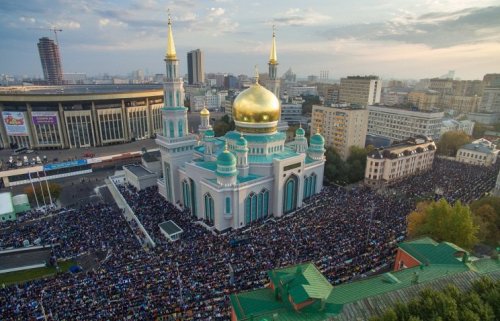 Десятки тысяч мусульман в Москве совершили намаз в Курбан-байрам 