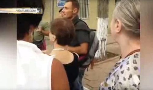 Активисты в Одессе заставили мужчину снять георгиевскую ленточку