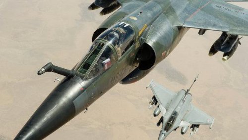 Франция нанесла первые авиаудары по позициям ИГИЛ в Сирии