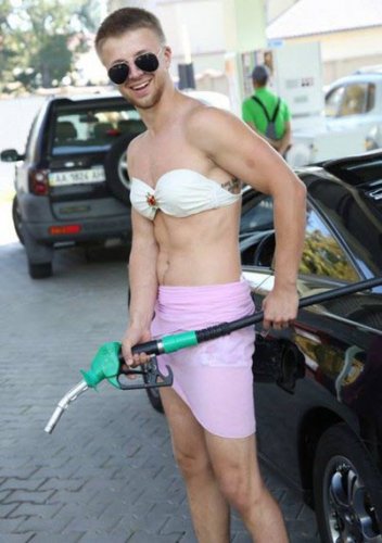 Европейство: киевские мужчины позировали в бикини ради бесплатного бензина