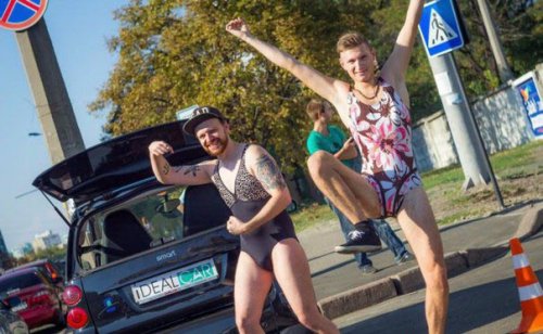 Европейство: киевские мужчины позировали в бикини ради бесплатного бензина