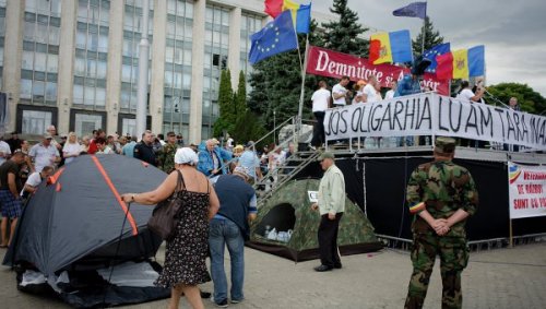 К лагерю левоцентристов в Кишиневе стянули больше полиции
