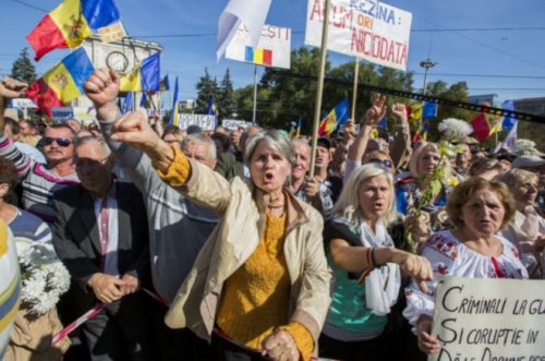 В Кишиневе полиция не дала демонстрантам прорваться в парламент