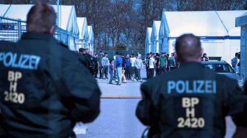 Полиция Гамбурга сообщает о „взрывоопасной“ ситуации в лагерях для беженцев