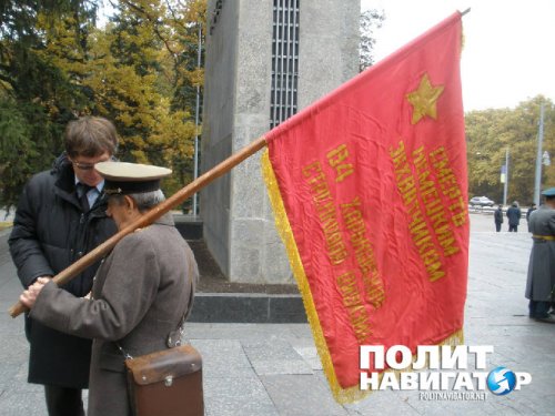 Харьковские старики, несмотря на запрет, вышли с красными флагами отметить годовщину освобождения Украины 