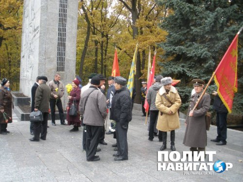 Харьковские старики, несмотря на запрет, вышли с красными флагами отметить годовщину освобождения Украины 