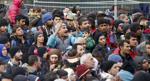 Беженцы прорвались через заграждение на пропускном пункте на границе Словении и Австрии