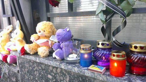 Одесситы несут цветы и свечи под консульство России