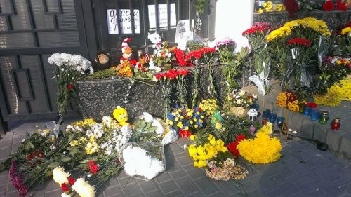 Одесситы несут цветы и свечи под консульство России
