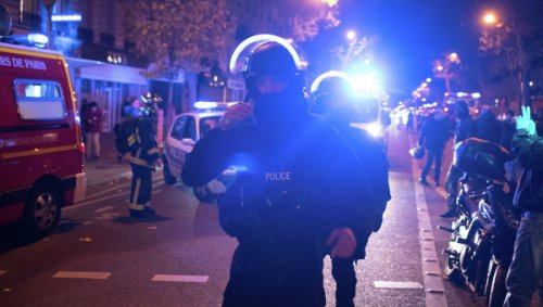 Полиция штурмует театр в Париже, где террористы удерживают заложников 