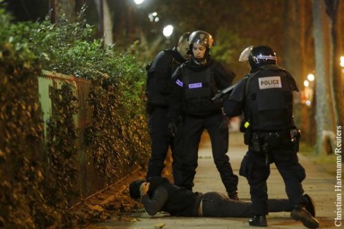 Заложница: Мы полтора часа лежали рядом с убитыми в театре в Париже