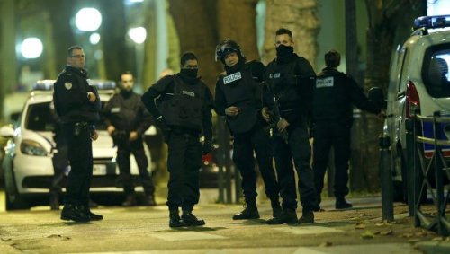 Полиция задержала трех человек в ходе операции в пригороде Парижа