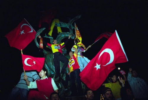 Турецкие футбольные фанаты выкриками «Аллах акбар» сорвали минуту молчания