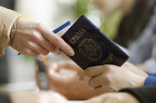 "Патриотическая позиция" - русский текст в украинских паспортах заменят английским