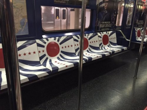 Пассажиров метро Нью-Йорка возмутили рекламные нацистские символы и японские флаги