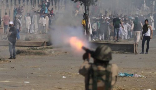 Группа боевиков забросала гранатами военную базу в индийском Кашмире