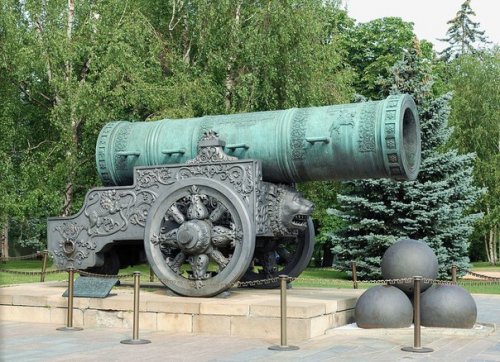 2 декабря 1586 года придворный литейщик Андрей Чохов закончил работу над Царь-пушкой