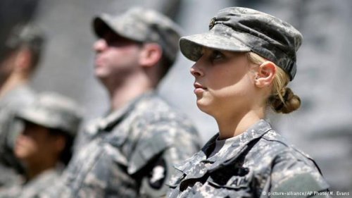 Пентагон разрешил женщинам служить во всех родах войск