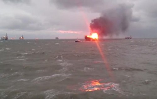 На горящей нефтеплатформе в Каспийском море идёт эвакуация