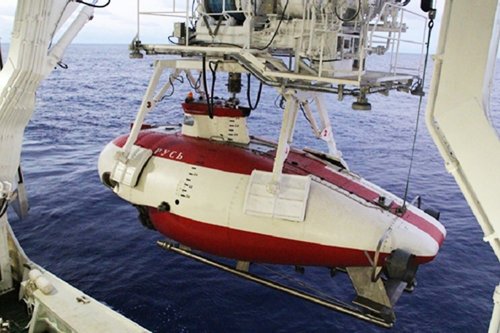 В Атлантике аппарат "Русь" погрузился на запредельную глубину