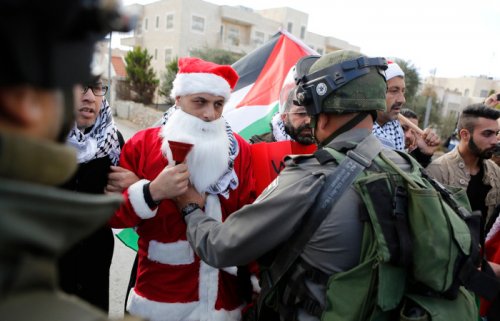 Палестинские Санта-Клаусы подрались с солдатами армии Израиля 