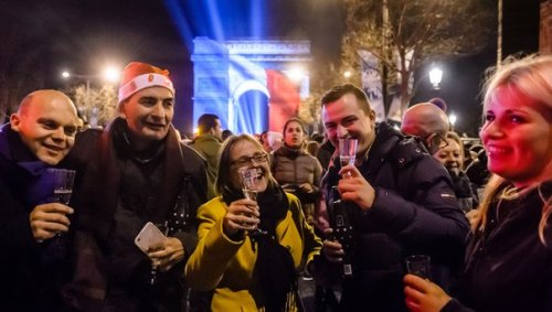 В Париже Новый год встретили при повышенных мерах безопасности и без праздничного салюта