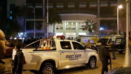 В Хургаде неизвестные открыли стрельбу у входа в отель, трое нападавших убиты