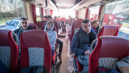 Баварский чиновник, недовольный политикой Меркель, отправил ей автобус мигрантов 