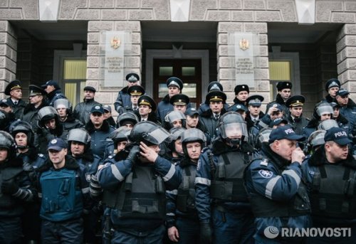 Полицейские оцепили все административные здания в центре Кишинева