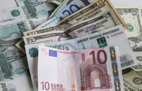 Доллар и евро взлетели до новых максимумов за 13 месяцев