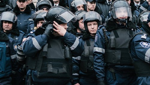 Полиция вывела протестующих из здания парламента Молдавии