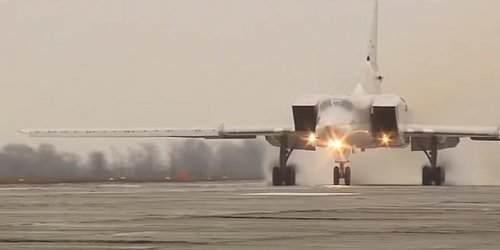 Опубликовано видео вылета бомбардировщика Ту-22М3 из России в Сирию