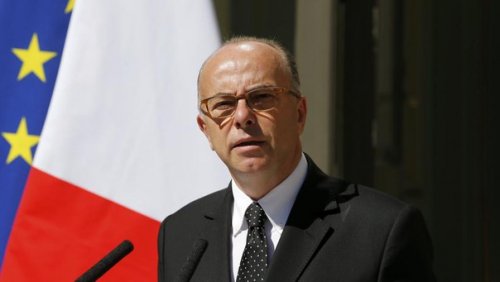 Глава МВД Франции рассказал о производстве поддельных паспортов боевиками ИГ
