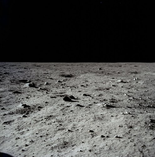 Первое фото лунного ландшафта. Земляне впервые увидели иной мир!
