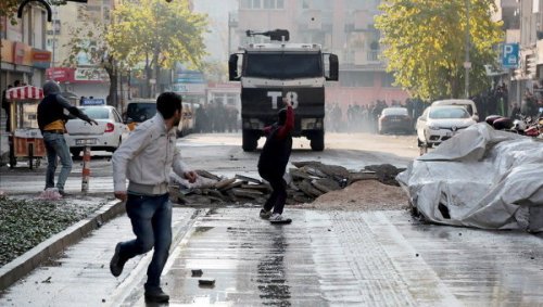 Турецкий депутат: не менее 200 человек заблокированы в подвалах в Диярбакыре