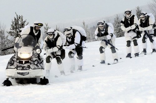Сапоги с подогревом: Военных в Арктике обеспечили морозоустойчивой формой