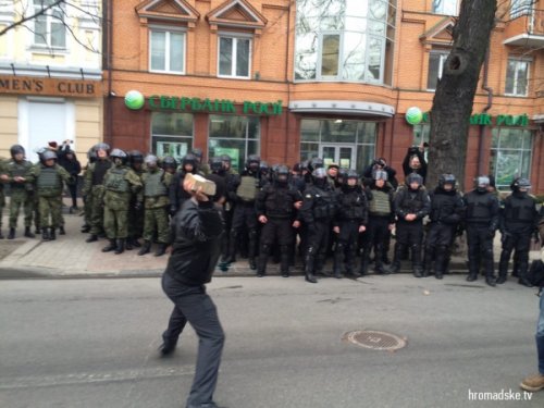 В Киеве радикалы устроили погромы, слышны взрывы
